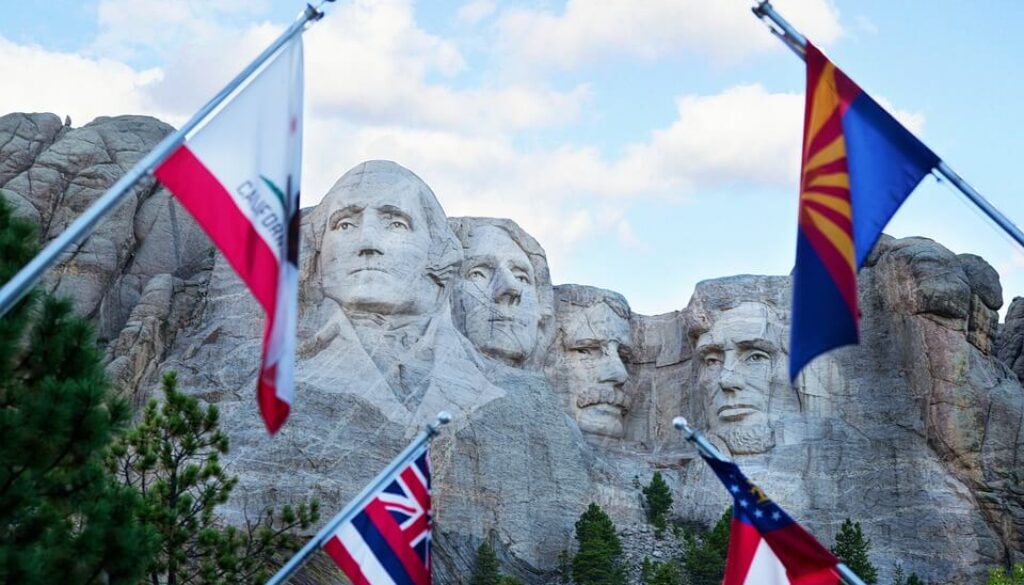 Mount Rushmore und Flaggen